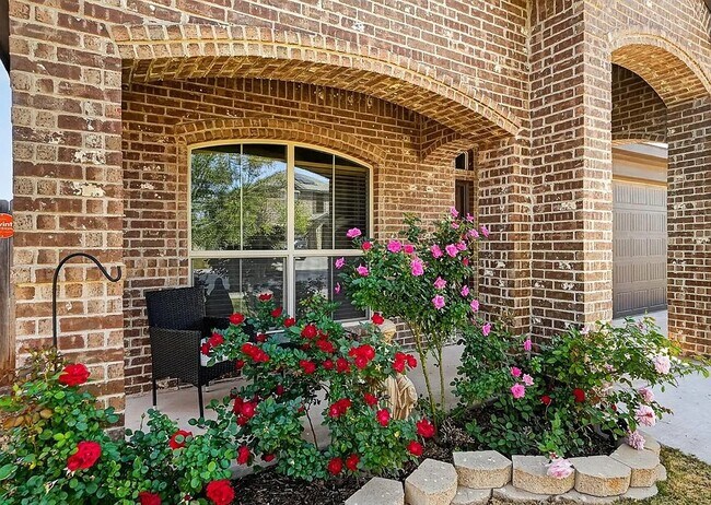 Foto del edificio - Comfy 3 Bed/2 Bath Midland Home with all appliances, backyard, attached garage, 6 min to grocery ...