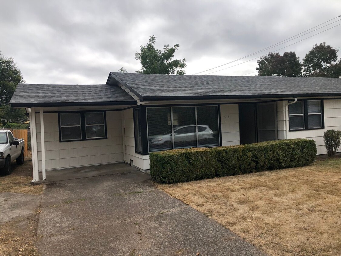 Foto principal - 2 bedroom 1 bathroom duplex in Eugene!