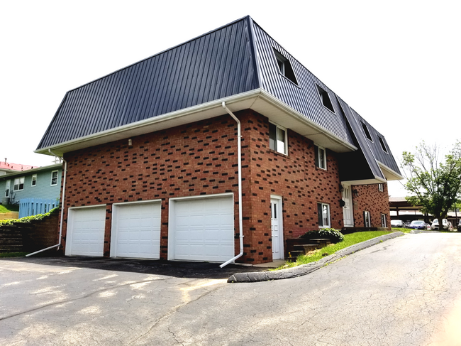 Building Photo - 3134 Hillcrest Rd
