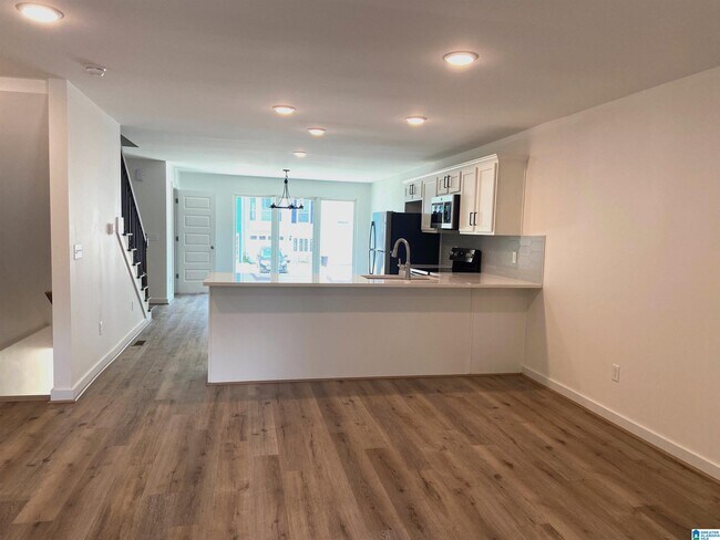 Building Photo - 1717 13th Ct S