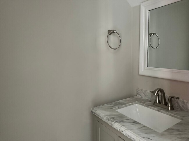 Building Photo - Charming Townhouse Minutes from North Hills