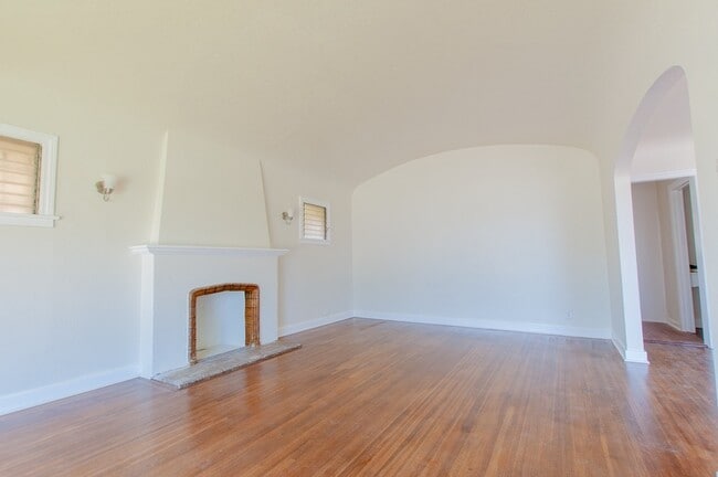 Building Photo - Stunning Single family house