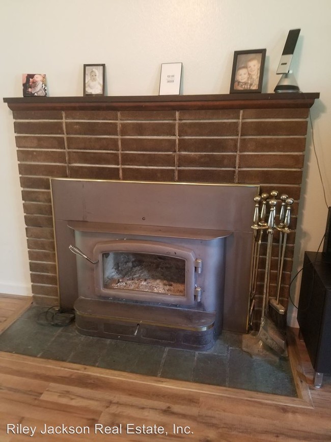 Building Photo - 3 br, 1.5 bath House - 3008 Catalina Dr SE