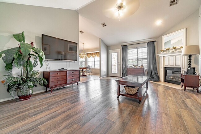 Building Photo - Beautiful Bentonville Home!