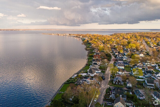 Along the Warwick coastline is Conimicut Point, a suburb with direct public access to the Bay.