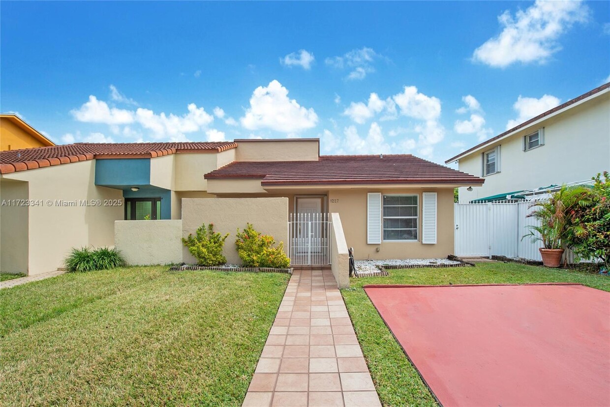 Foto principal - 1227 SW 104th Ct