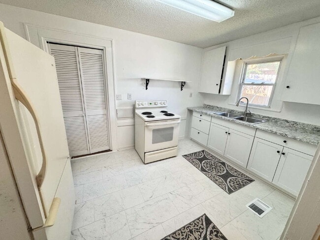 Building Photo - One bed one bath  in Pickens