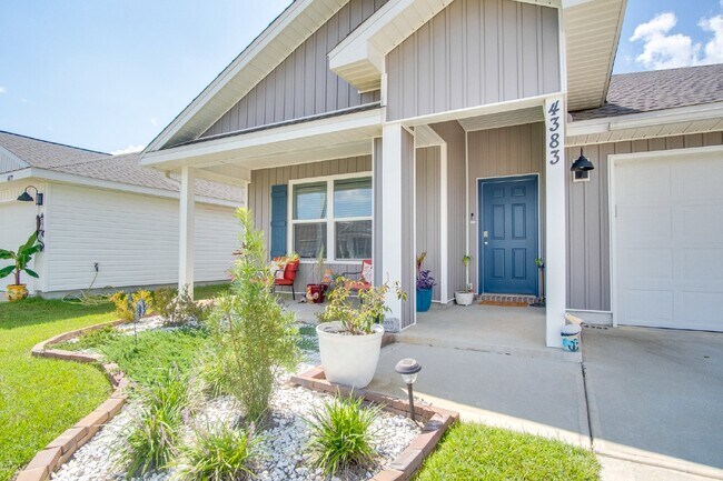 Foto del edificio - 4-Bed, 2-Bath Home in Woodlands Subdivision with Solar, Open-Concept Living, Modern Kitchen, Fenc...