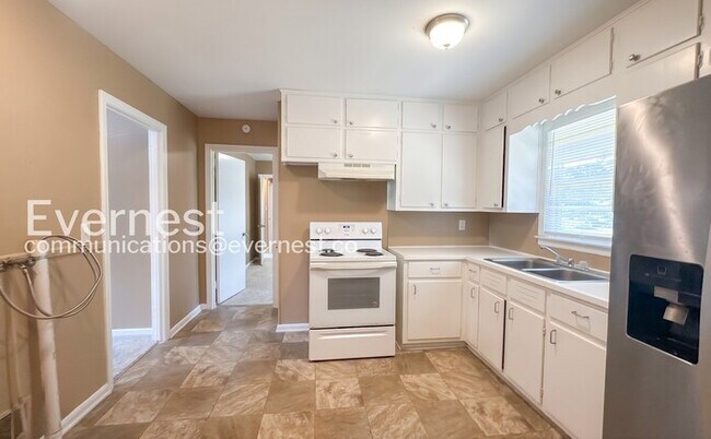 Foto del edificio - 4 Bed, 2 Bath Home with Fenced Yard / Available Now!