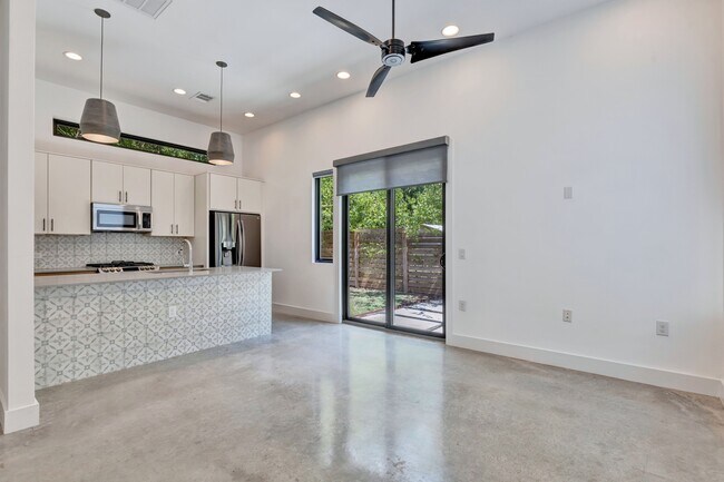 Building Photo - 202 W Odell St