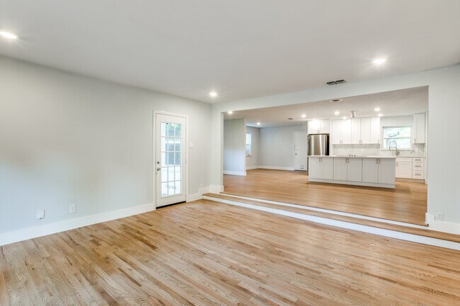 Foto del edificio - 6912 Clemson Dr