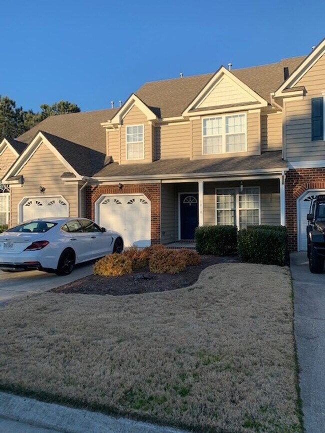 Building Photo - Beautiful 3 bedroom home with room for everyone & pets!