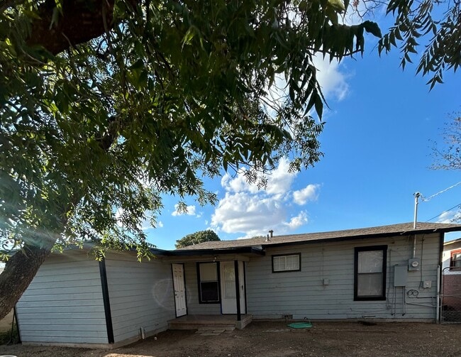 Building Photo - 1410 Tucson Rd