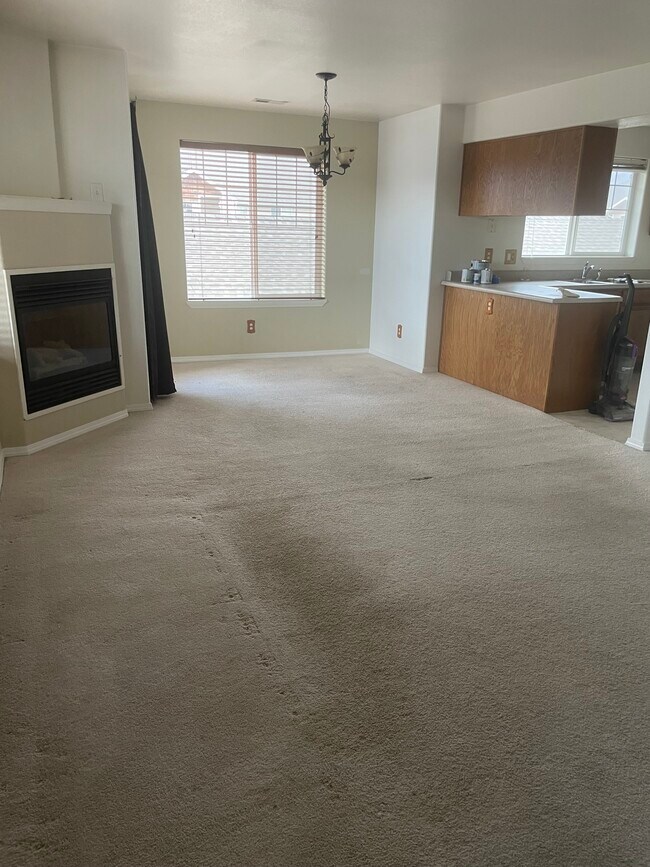 Foto del edificio - 877 Forestglen Dr