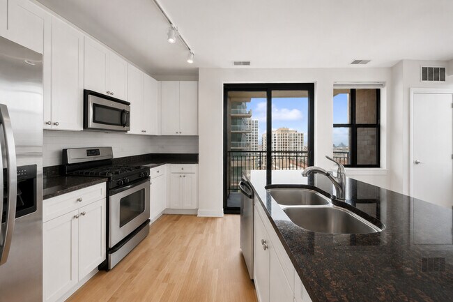 Building Photo - 451 W Huron St