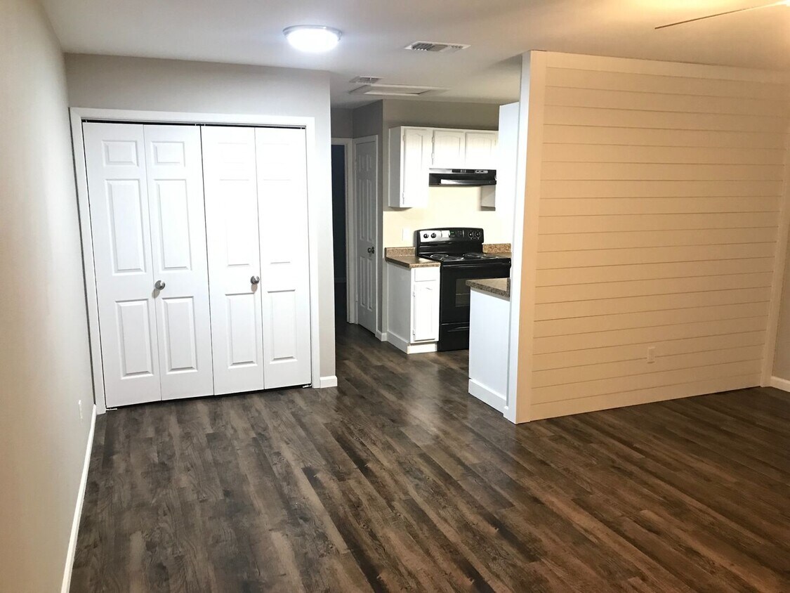1421 W. KILPATRICK CT. APT. #D - 1421 W.  KILPATRICK CT. APT. #D