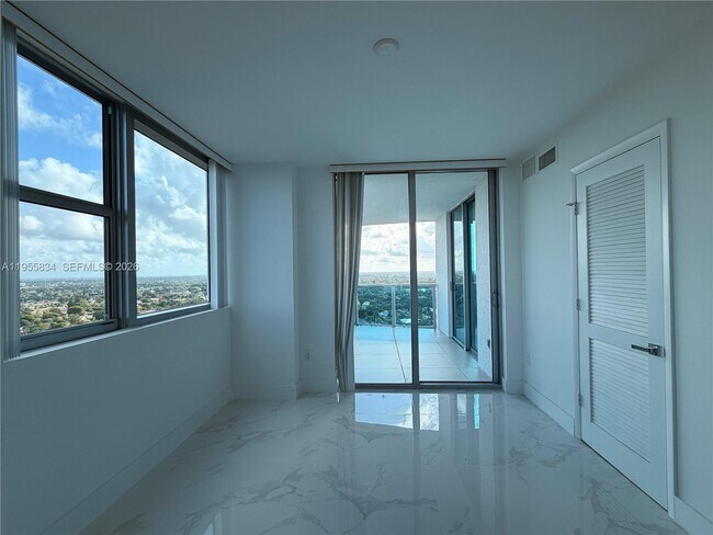 Building Photo - 2641 N Flamingo Rd