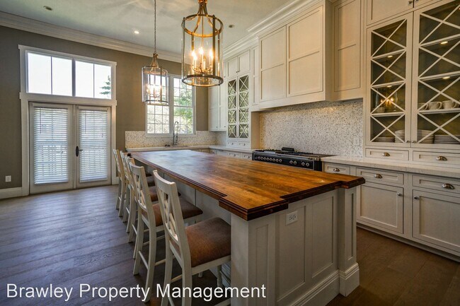 Foto del edificio - 5 br, 3.5 bath House - 431 E. 10th St