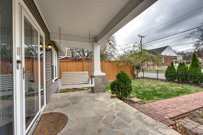 Building Photo - Fabulous 2BE/2BA home filled with charm an...