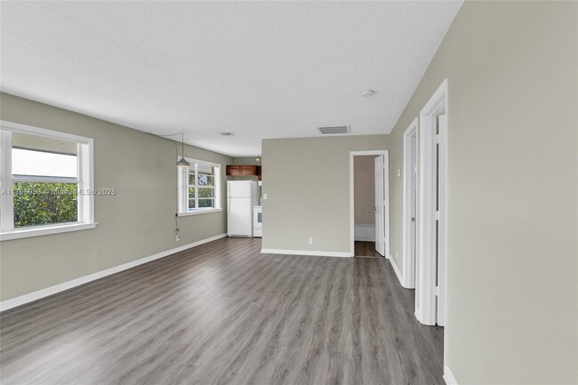 Building Photo - 588 Holly Dr