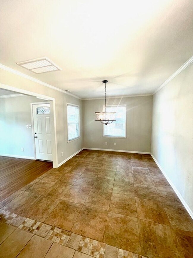 Foto del edificio - Charming Brick Ranch in Downtown Matthews ...
