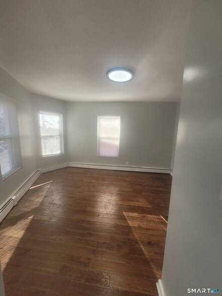 Foto del edificio - 2304 Barnum Ave