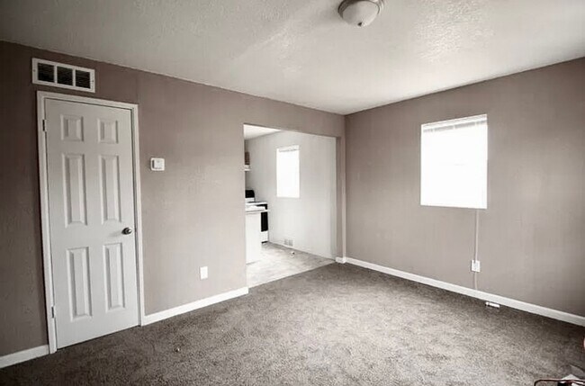 Foto del edificio - 3 Bedroom/2 Bath Duplex For Rent! *** 1/2 ...