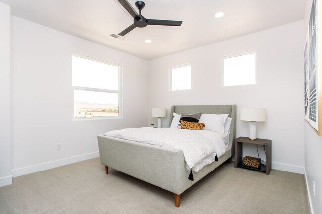 Foto del edificio - Newer End Unit Townhome in Woodland Estates