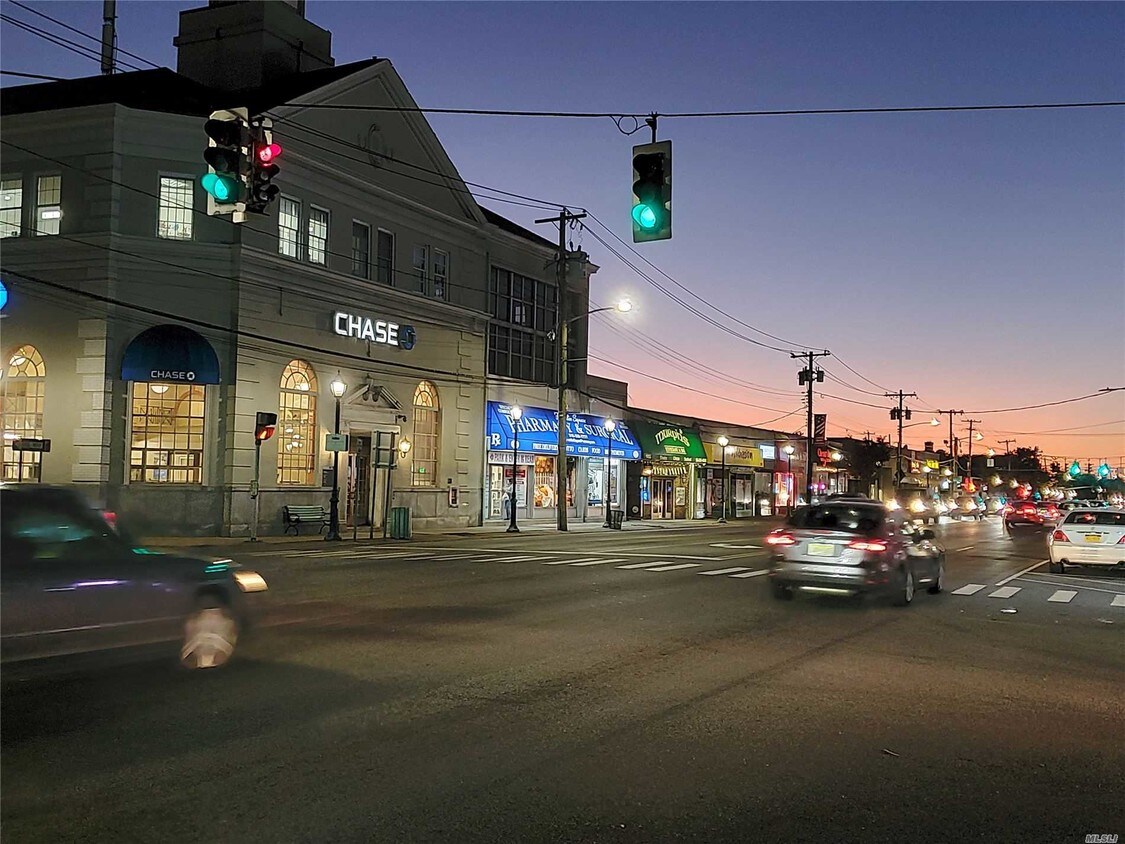 Building Photo - 907 Hempstead Turnpike