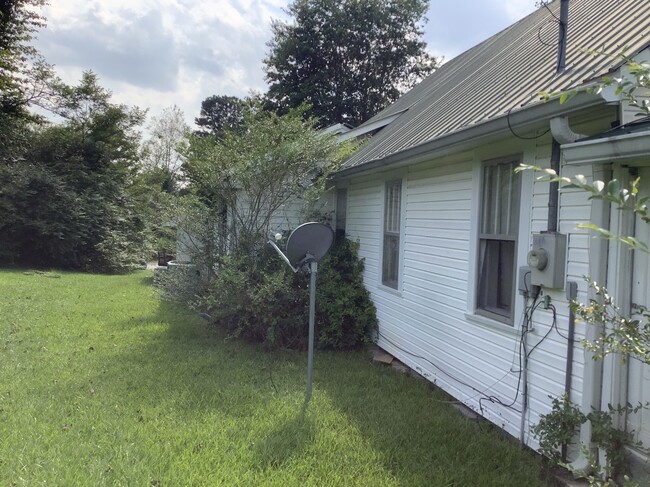 Building Photo - 242 Double Springs Rd