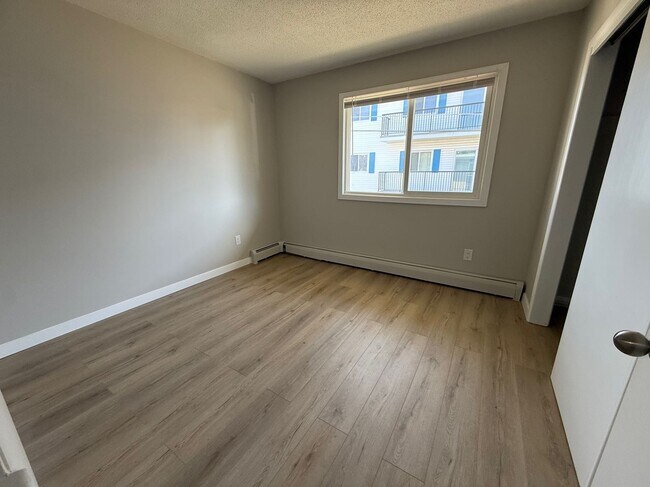 Building Photo - 1 Bed 1 Bath Unit in Edmonton, AB