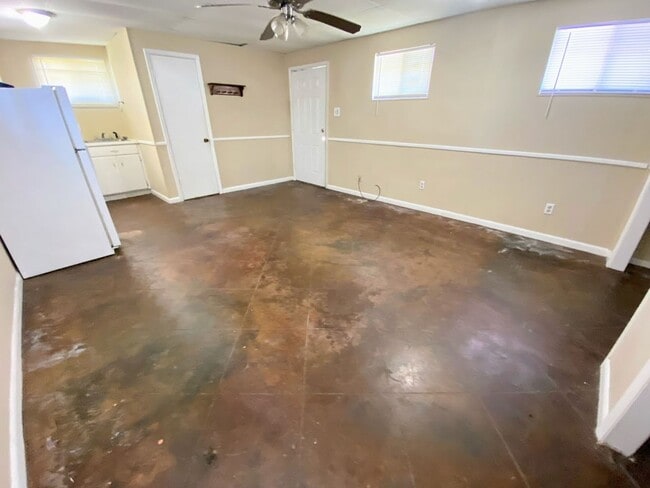 Building Photo - Discover Simplicity and Savings at 2209 St...