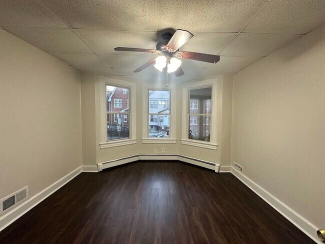 Foto del edificio - 52 Clarke Ave