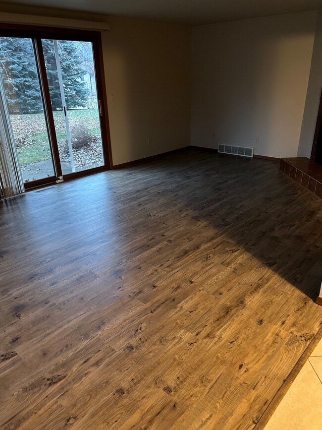 Living Room - 919 Square Ter