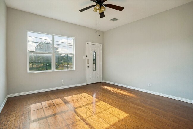 Foto del edificio - 2219 N Flores St