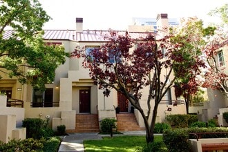 Building Photo - 129 E Court Ln