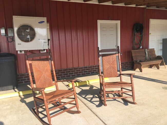 Foto del edificio - *FULLY FURNISHED* 1 Bedroom, 1 Bathroom Apartment *UTILITIES INCLUDED*