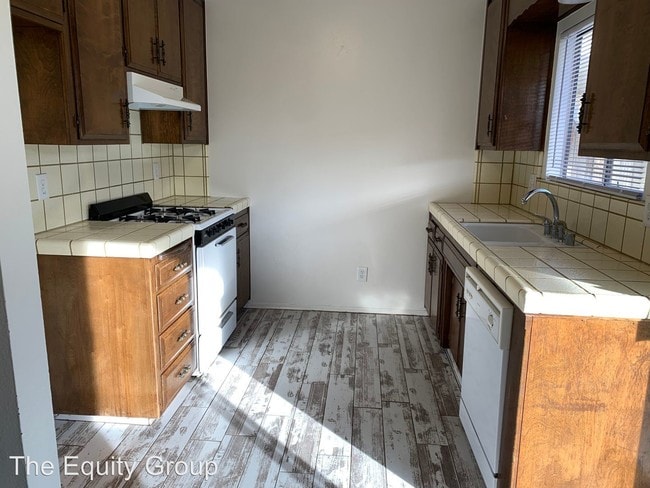 Building Photo - 2015 E Walnut Ave