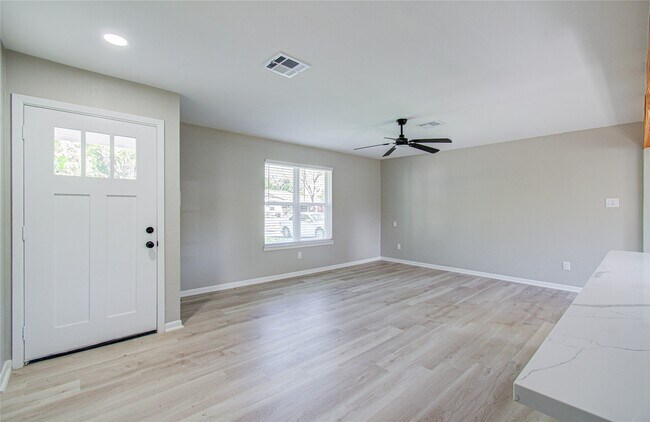 Foto del edificio - 411 Oaklawn St