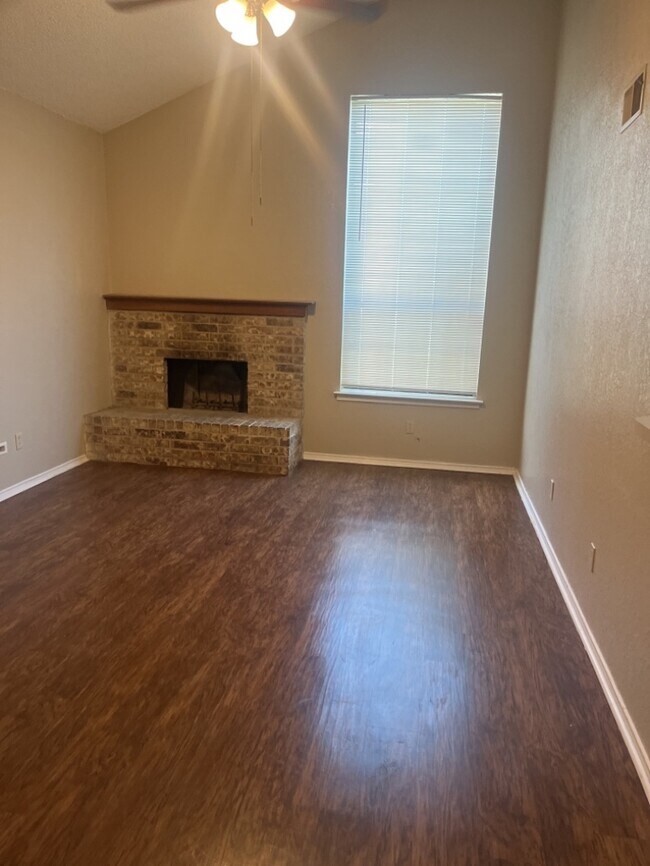 Building Photo - 2/2 With Loft Townhouse!