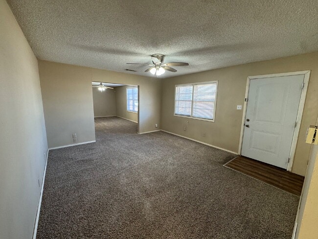 Foto del edificio - Home With 2 Living Areas Located Near School & W. Loop 289 / Marsha Sharp Fwy Access!
