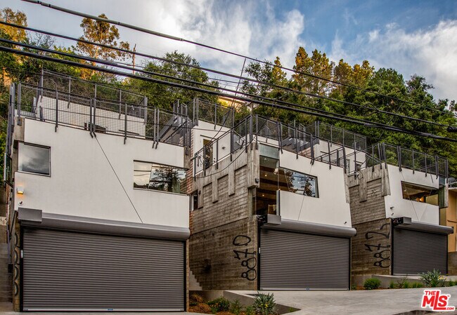 Foto del edificio - 8870 Wonderland Ave