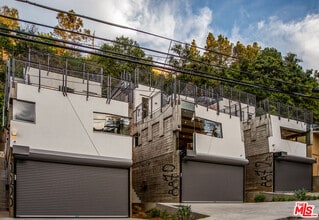 Building Photo - 8870 Wonderland Ave