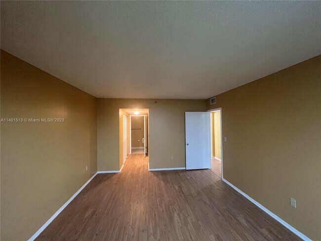 Building Photo - 919 Hillcrest Dr