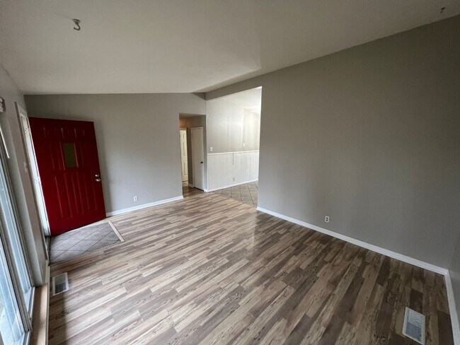 Building Photo - 3-Bed with Bonus Room, Washer/Dryer, and b...