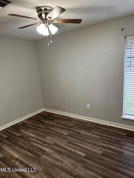 Foto del edificio - 128 Fern Valley Rd