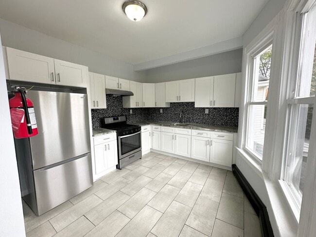 Building Photo - 44 Chestnut St