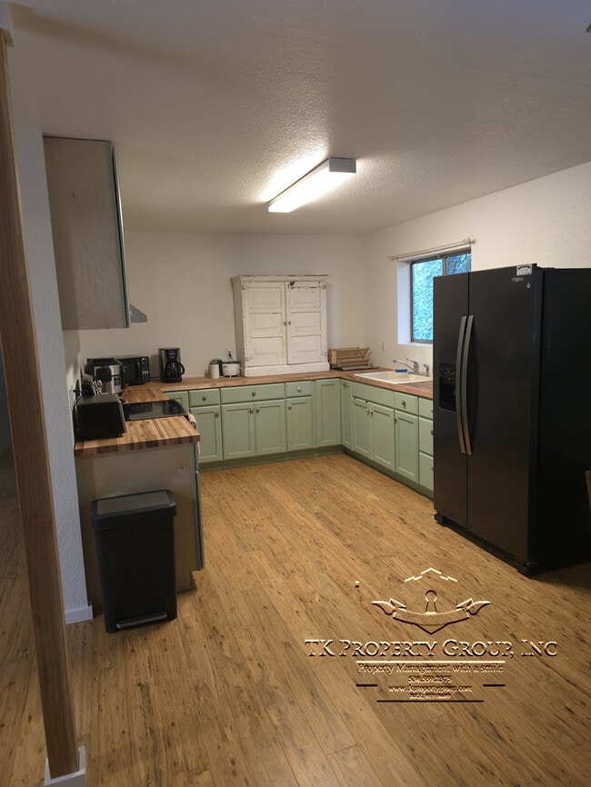 Building Photo - 16048 Mountain View Dr