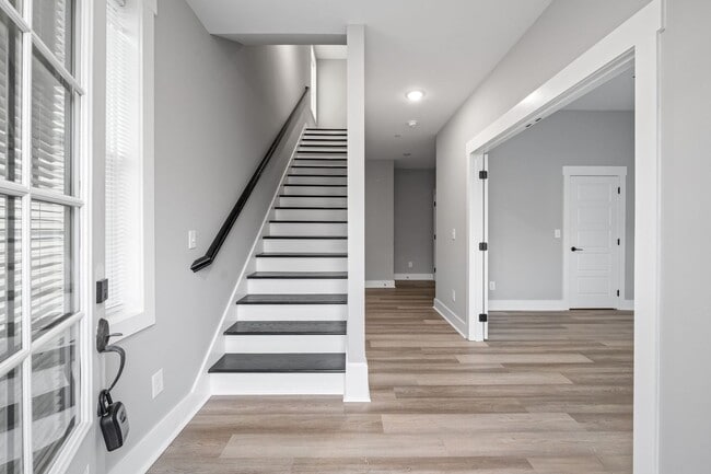 Foto del edificio - Gorgeous 3 Story 4 Bedroom Pet Friendly Home For Rent!