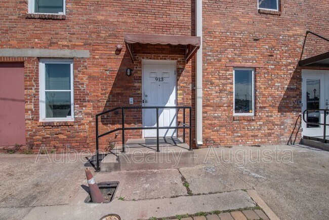 Building Photo - 913 Walker St